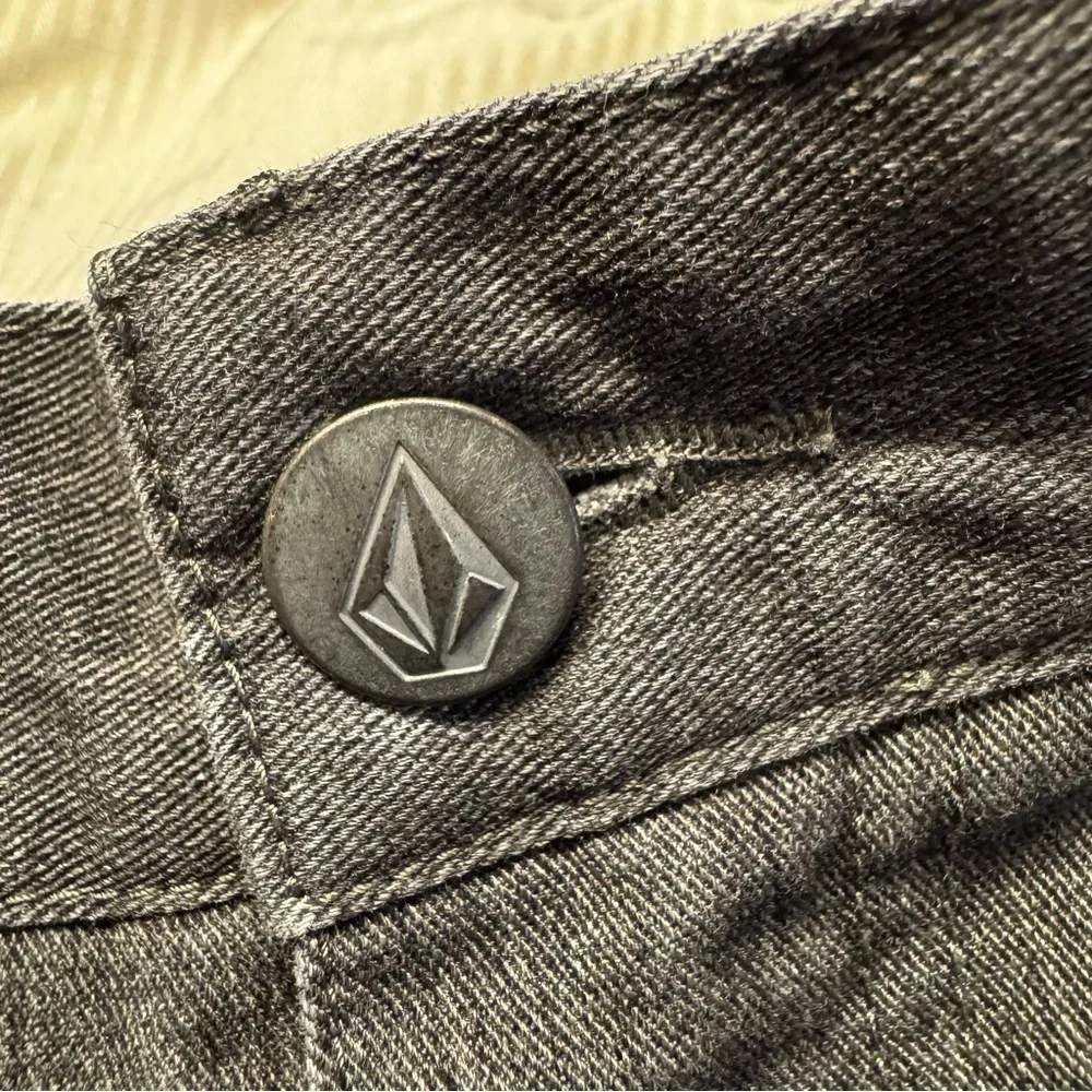 Volcom dark gray men's mid length shorts, zipper button closure, pockets, 32. - Picture 14 of 15
